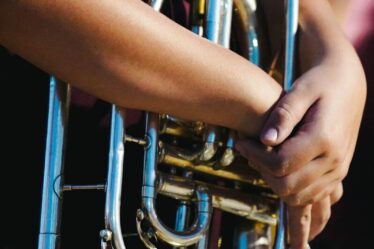 Enfant apprenant la trompette en musique