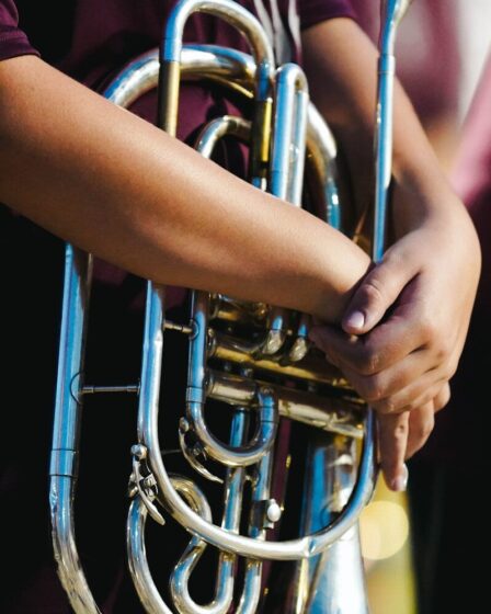 Enfant apprenant la trompette en musique
