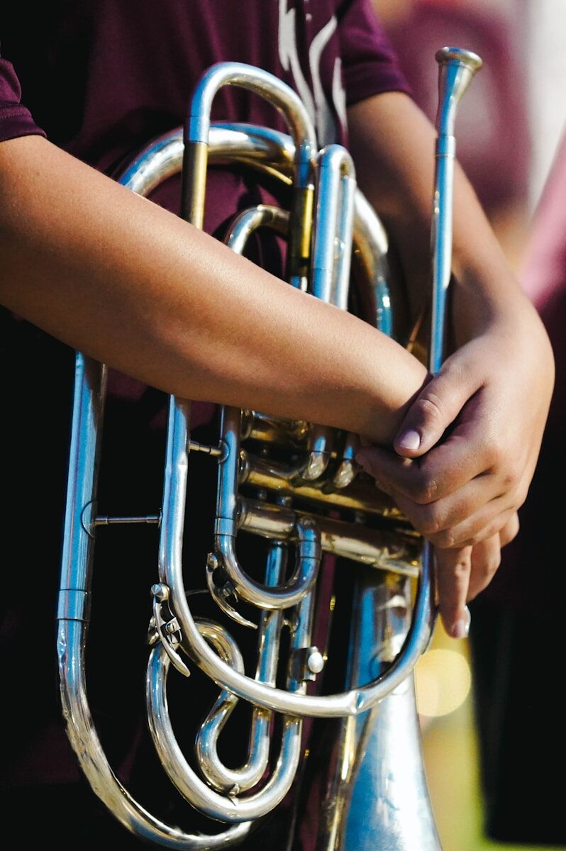 Enfant apprenant la trompette en musique