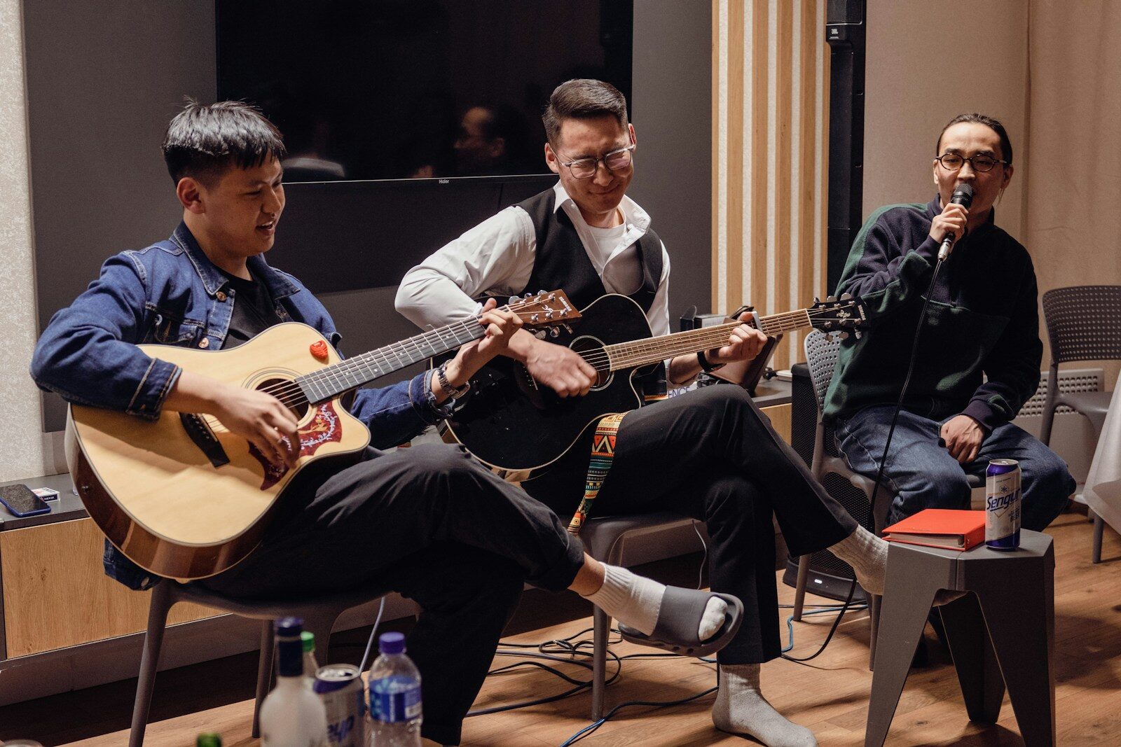 Musiciens échangeant leurs pratiques lors d’une répétition collective