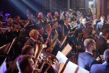 Cuivres d’un ensemble en concert, ambiance électrique