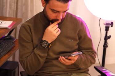 Trompettiste consultant une application mobile pour sa pratique