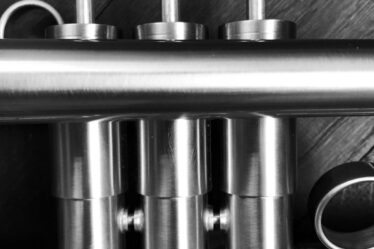 Pistons de trompette en noir et blanc, gros plan