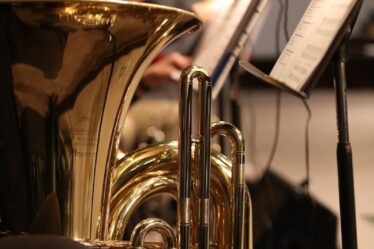 Cuivres en gros plan lors d’un concert en lumière dorée