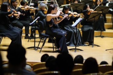 Orchestre à vent en concert dans une grande salle acoustique