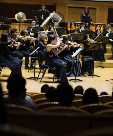 Orchestre à vent en concert dans une grande salle acoustique