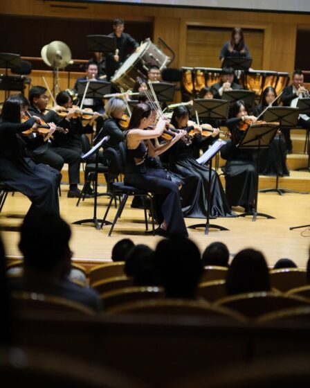 Orchestre à vent en concert dans une grande salle acoustique