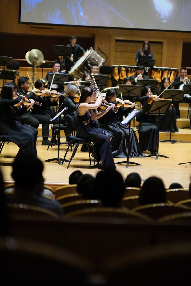 Orchestre à vent en concert dans une grande salle acoustique