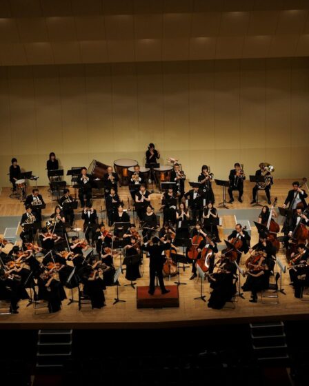 Orchestre à vent en pleine répétition sur scène