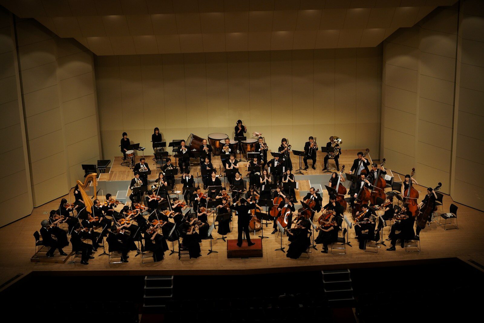 Orchestre à vent en pleine répétition sur scène