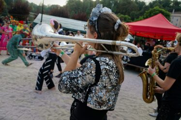 Musiciens jouant de la trompette en plage l'été