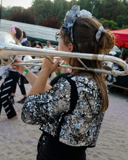 Musiciens jouant de la trompette en plage l'été