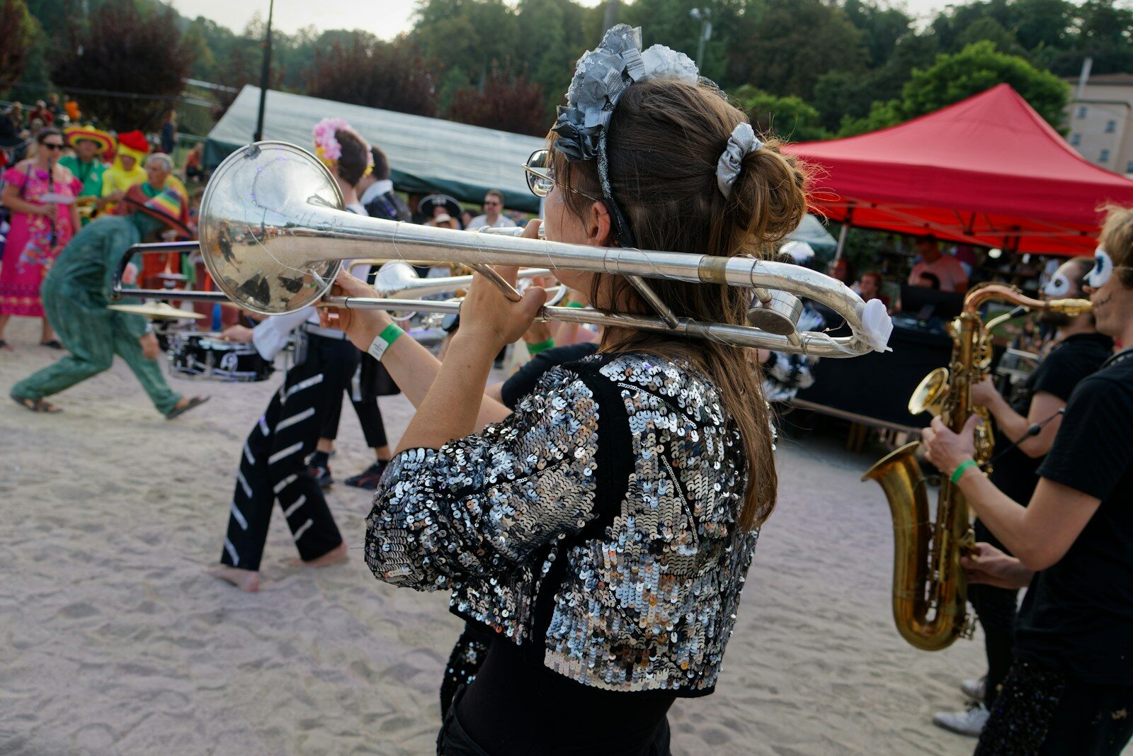 Musiciens jouant de la trompette en plage l'été