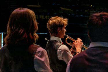 Ensemble de cuivres modernes en répétition