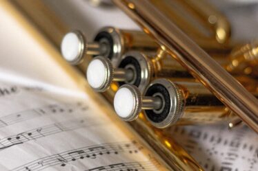 Trompette posée sur une partition de musique