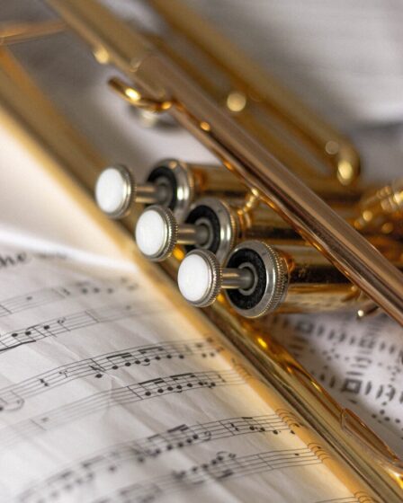 Trompette posée sur une partition de musique