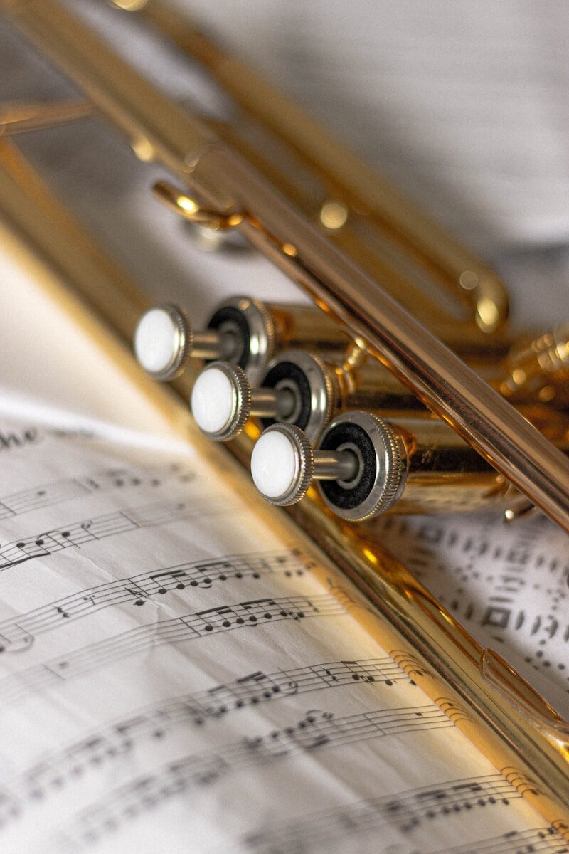 Trompette posée sur une partition de musique