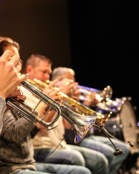 Groupe de trompettistes jouant ensemble sur scène