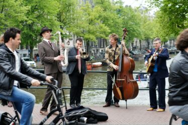 Musiciens de cuivres jouant en extérieur, échange international