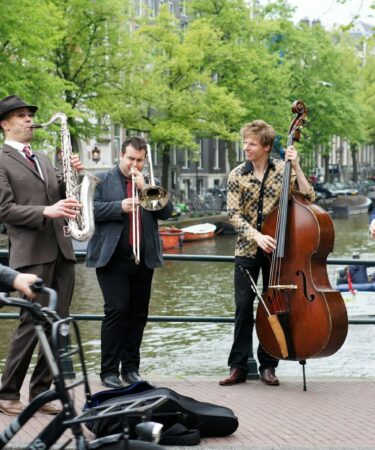 Musiciens de cuivres jouant en extérieur, échange international