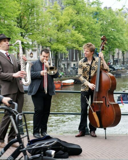 Musiciens de cuivres jouant en extérieur, échange international