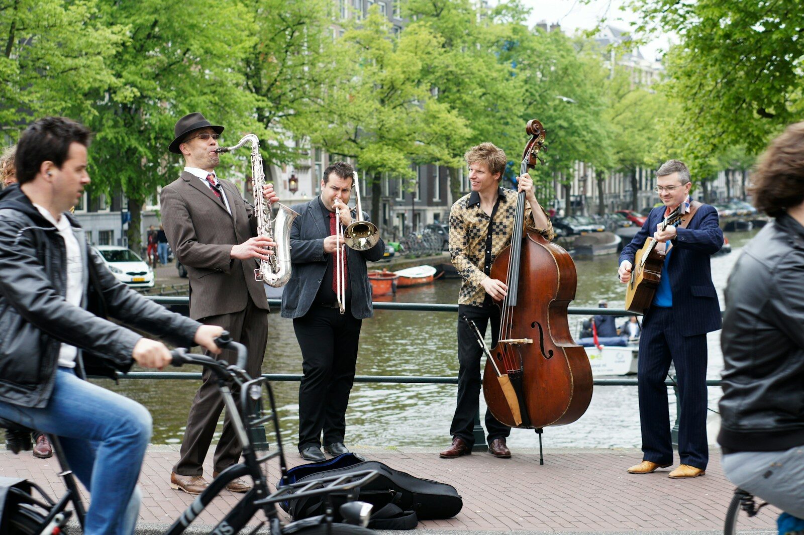 Musiciens de cuivres jouant en extérieur, échange international