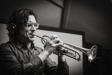 Trompettiste avec casque audio, jouant en studio