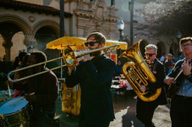 Fanfare de cuivres jouant dans la rue