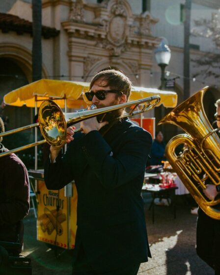 Fanfare de cuivres jouant dans la rue