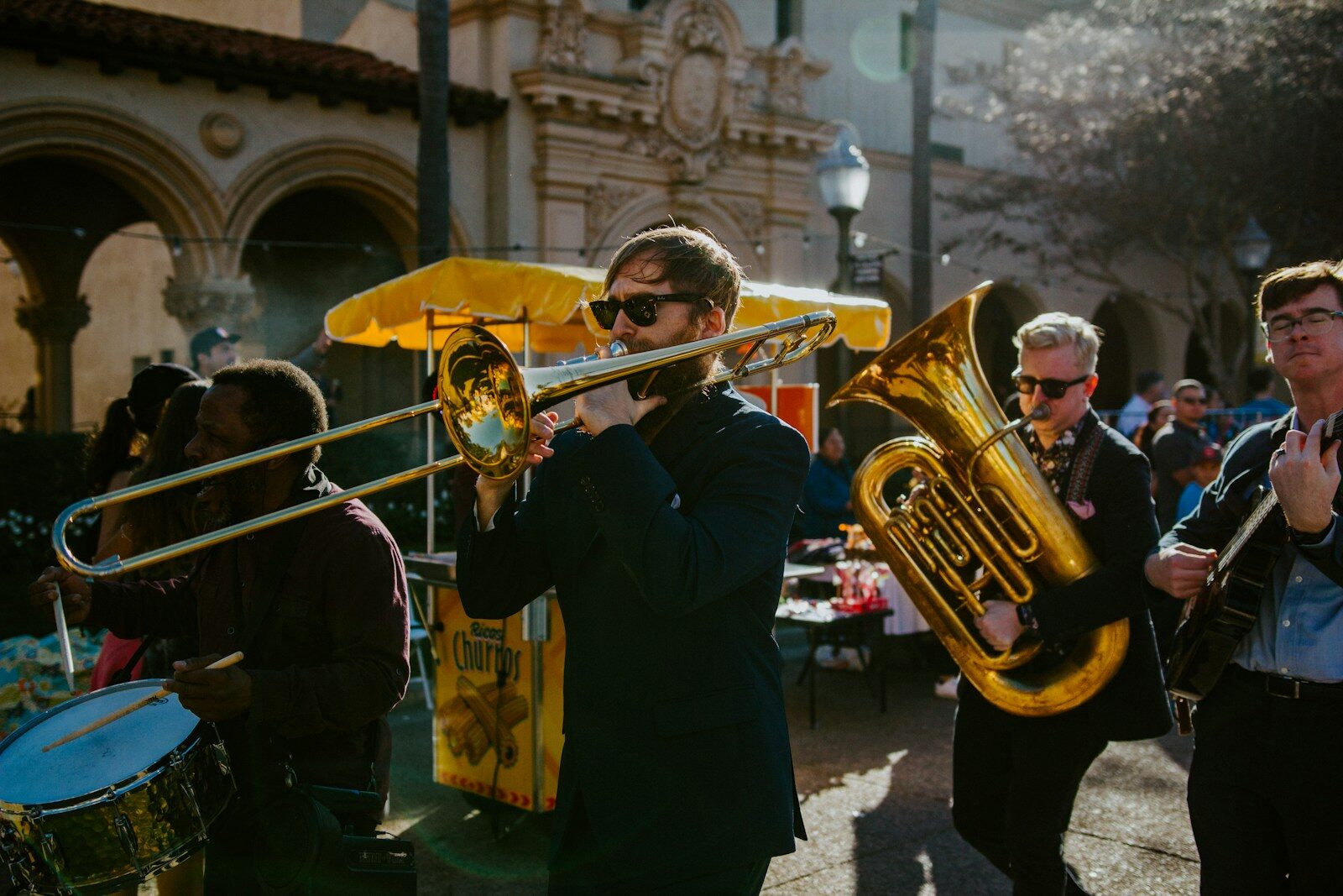 Fanfare de cuivres jouant dans la rue