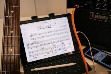 Partition affichée sur tablette pour apprentissage musical