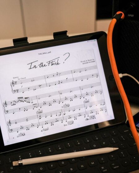 Partition affichée sur tablette pour apprentissage musical