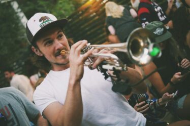 Jeune trompettiste filmé par la foule lors d’un concert